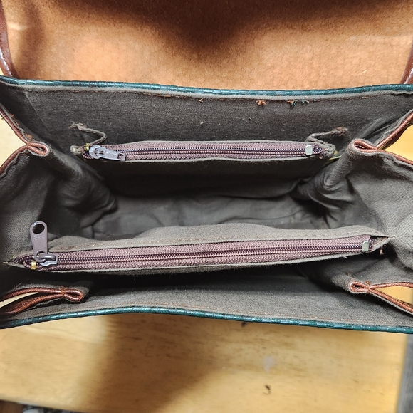 Elegant Brown and Green Leather Shoulder Bag - Picture 7 of 7